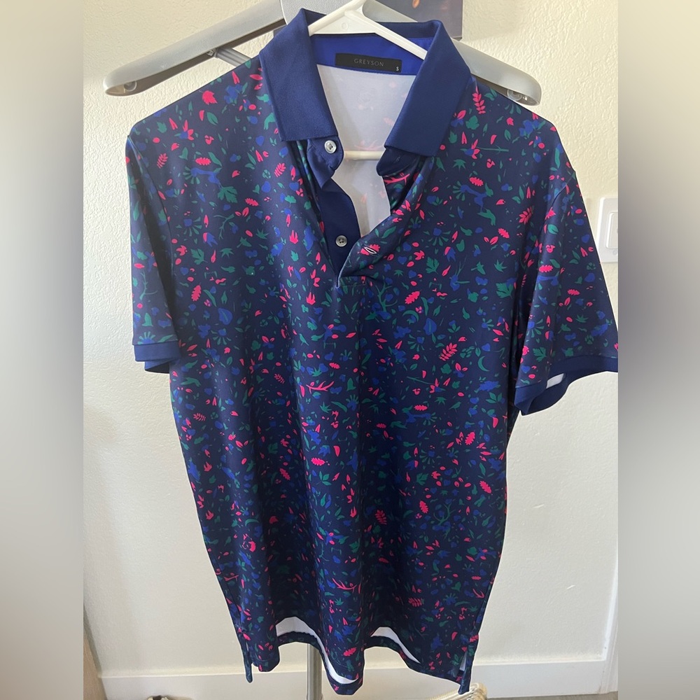 Greyson polo. Floral design. NWOT. Size Small.